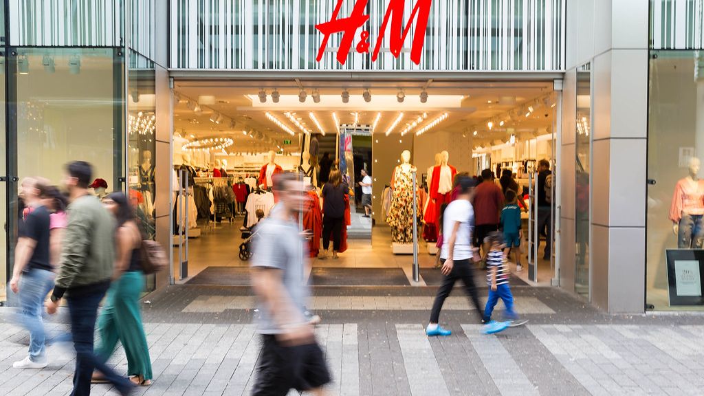 Textil děkuje internetu. H&M hlásí prudký pád zisku, zachránil ho e-shop